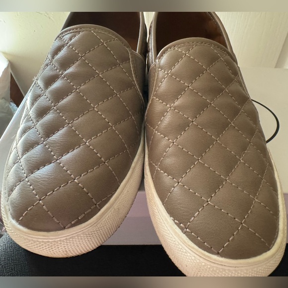 EUC Steve Madden Tan Slip On Sneakers in Size 7 - Picture 6 of 7